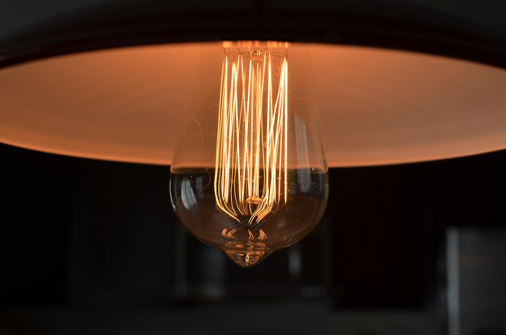 Lampa sufitowa – jak wybrać najlepsze oświetlenie do swojego domu?