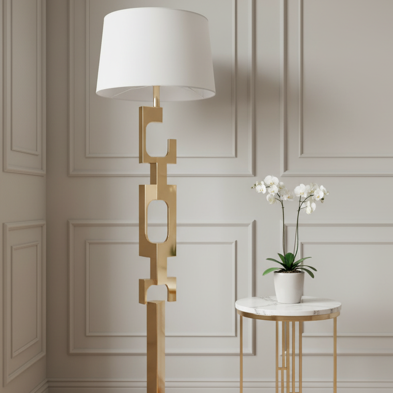 Detal wnętrza modern classic - złota lampa i marmurowy stolik ze sztukaterią w tle