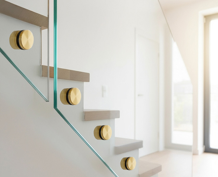 szklana balustrada ze złotymi uchwytami