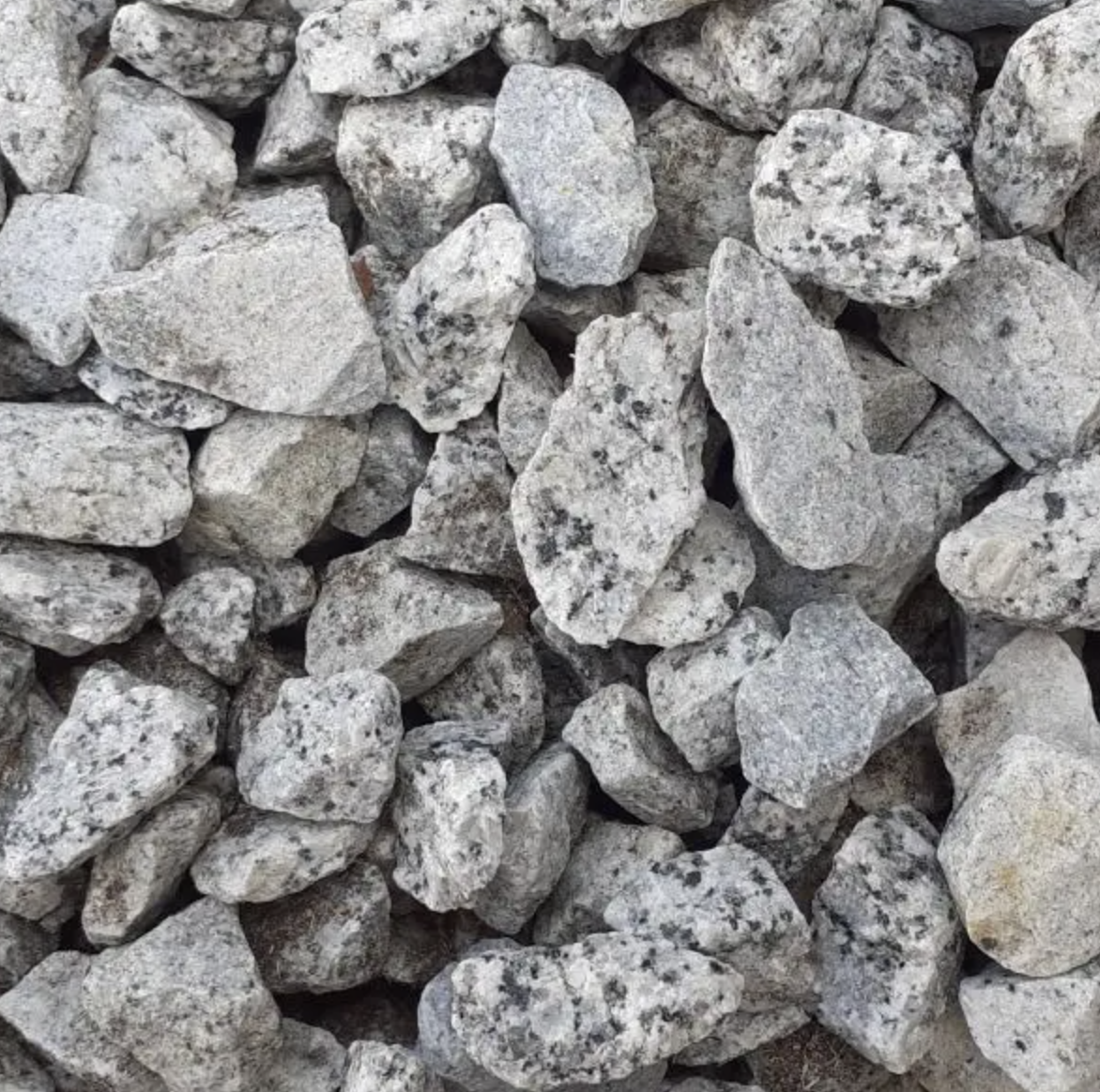 Granit do skalniaka – szare płyty i głazy