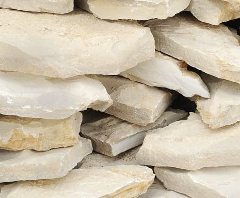 Wapień w skalniaku – jasne, porowate bloki
