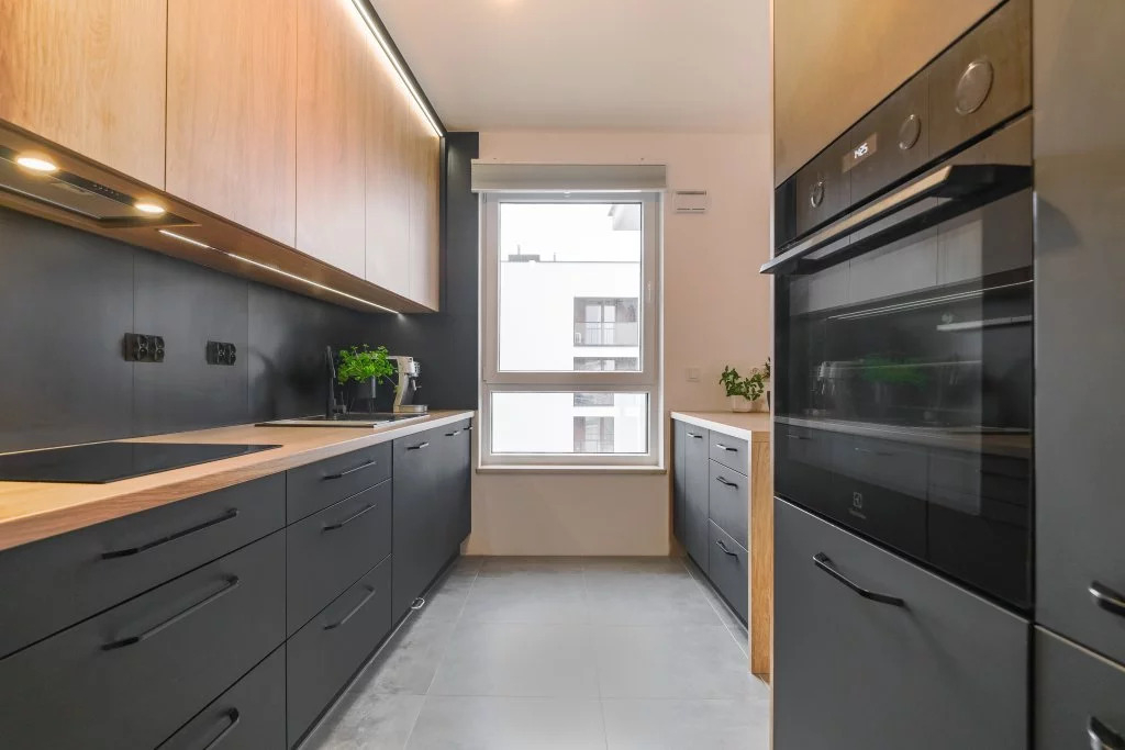 Dwukolorowa kuchnia, jasne drewno + czerń