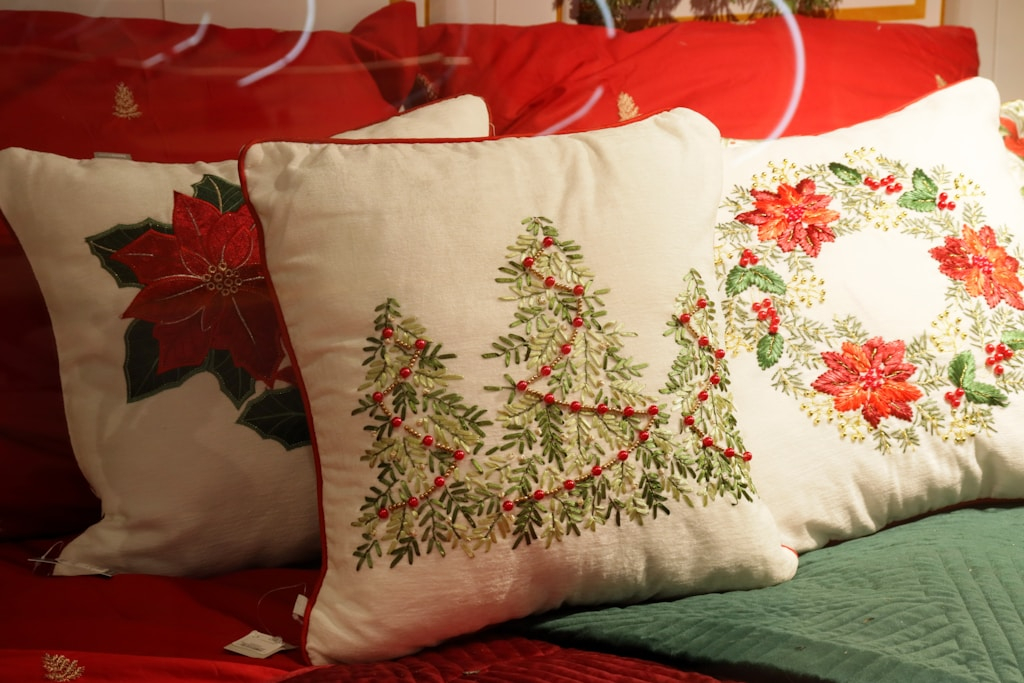 Przytulne Święta: poduszki, koce i tekstylia świąteczne, które ocieplą Twój dom