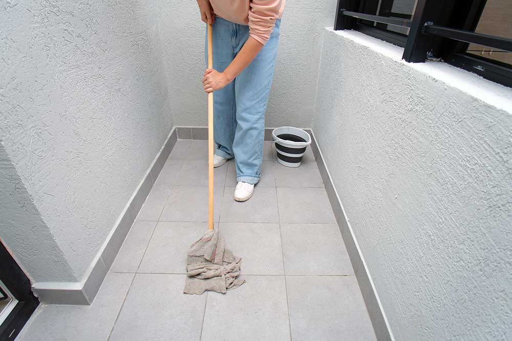 Jak wyczyścić bardzo brudne płytki na balkonie