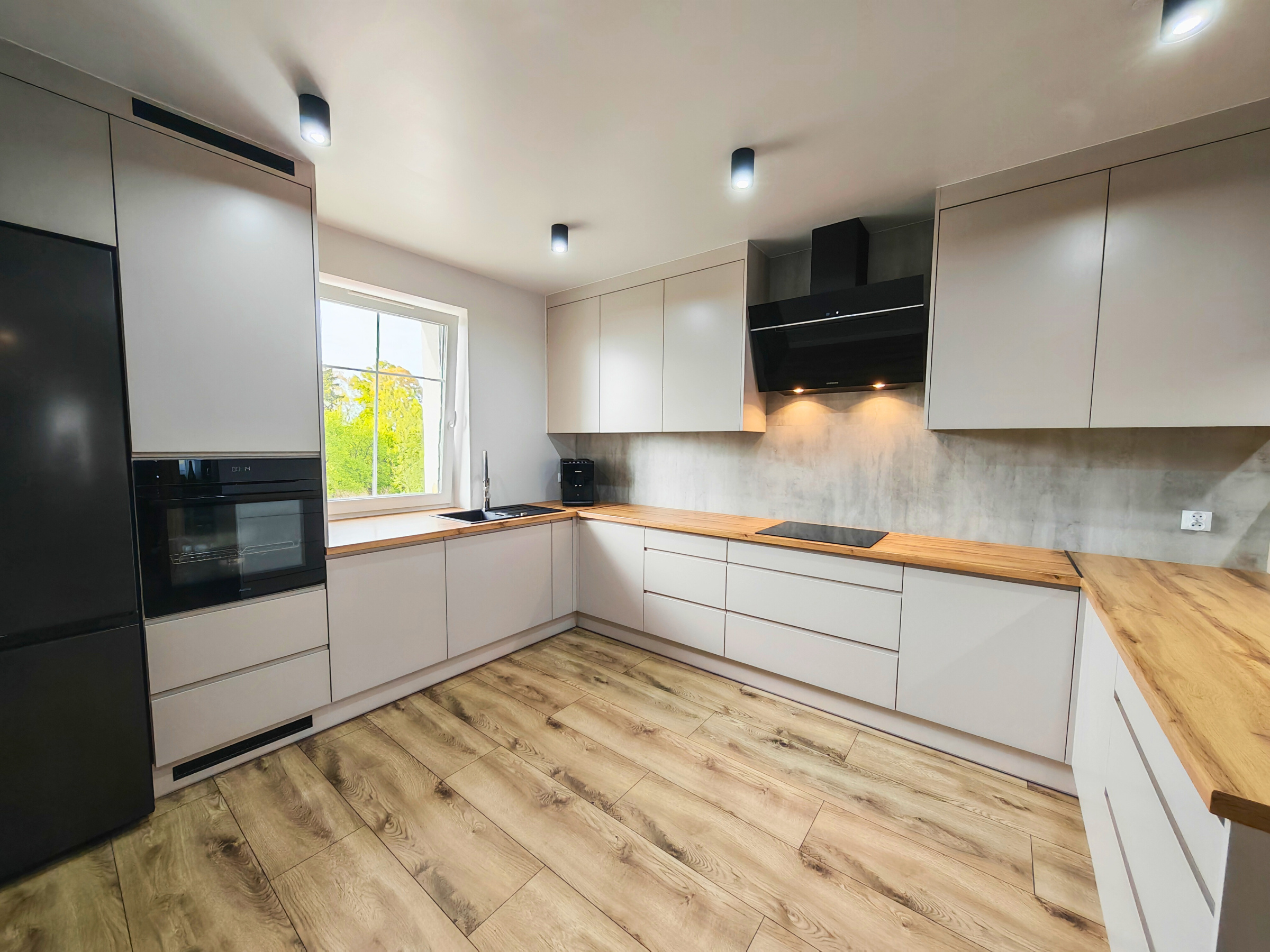 Ceny mebli na wymiar - ile kosztuje kuchnia na wymiar w 2026 roku?